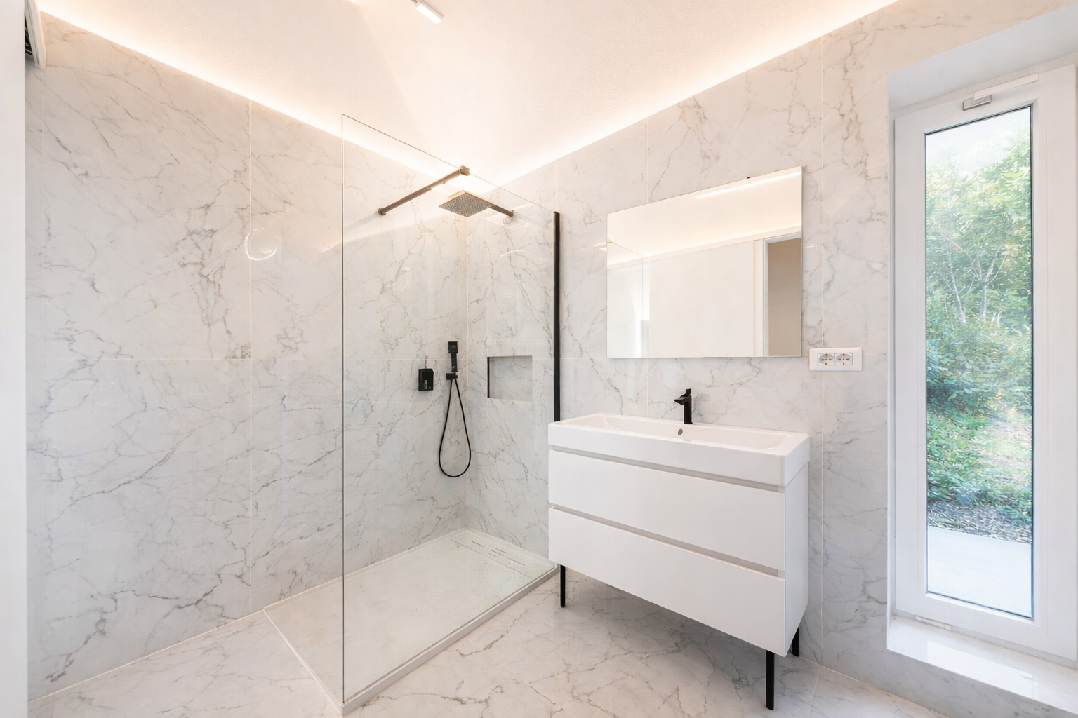 Oberes Badezimmer mit Marmorverkleidung